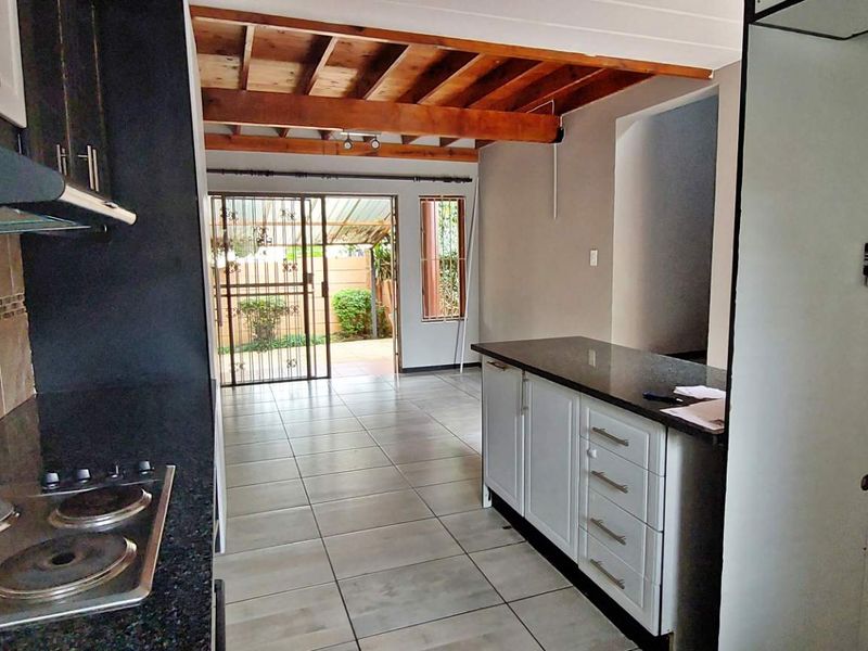 Exquisite Duplex: Modern Comfort Meets Style - Photo 5