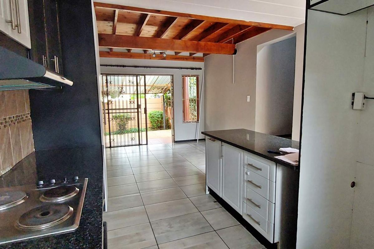 Exquisite Duplex: Modern Comfort Meets Style - Photo 5