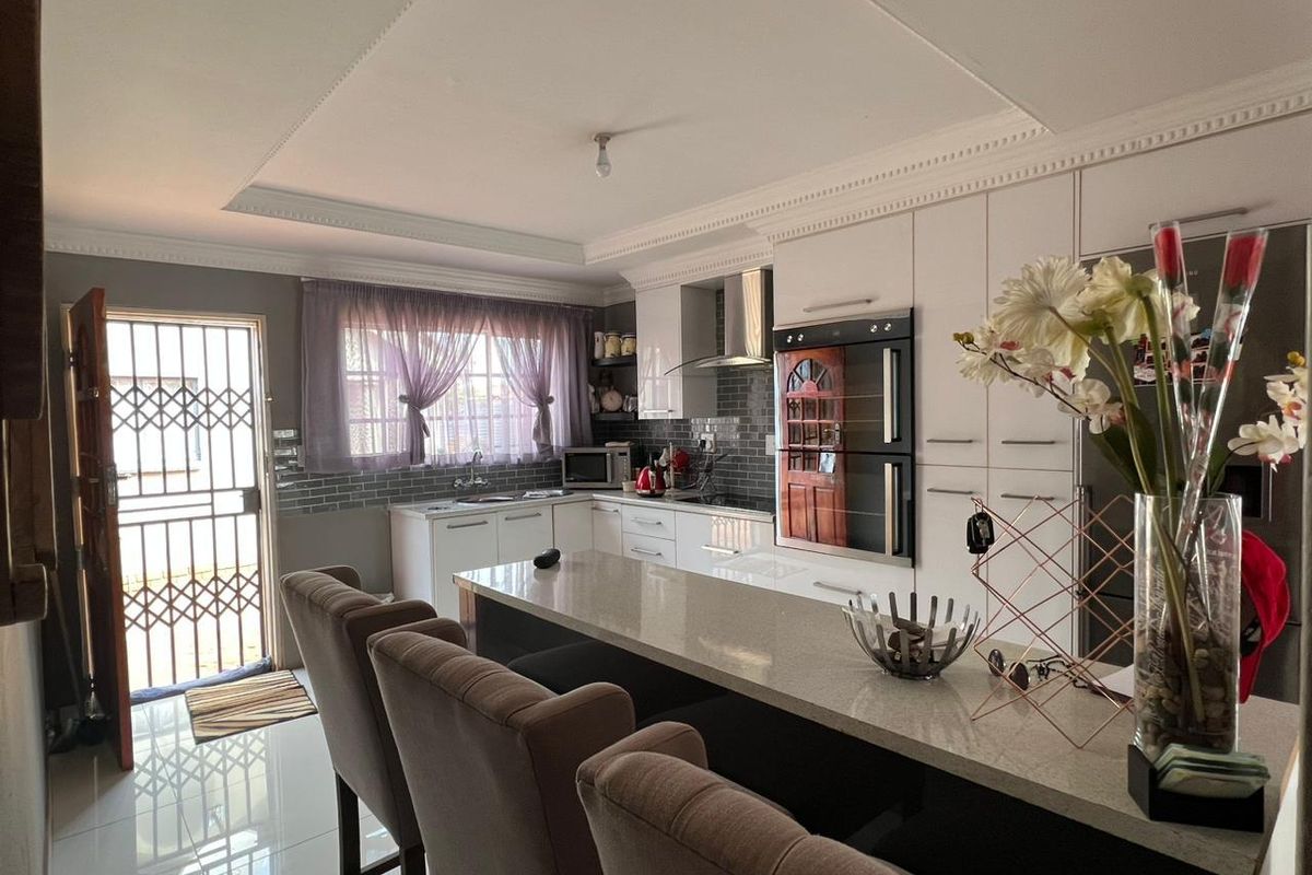Charming 2 Bedroom, 2 Bathroom - Photo 2
