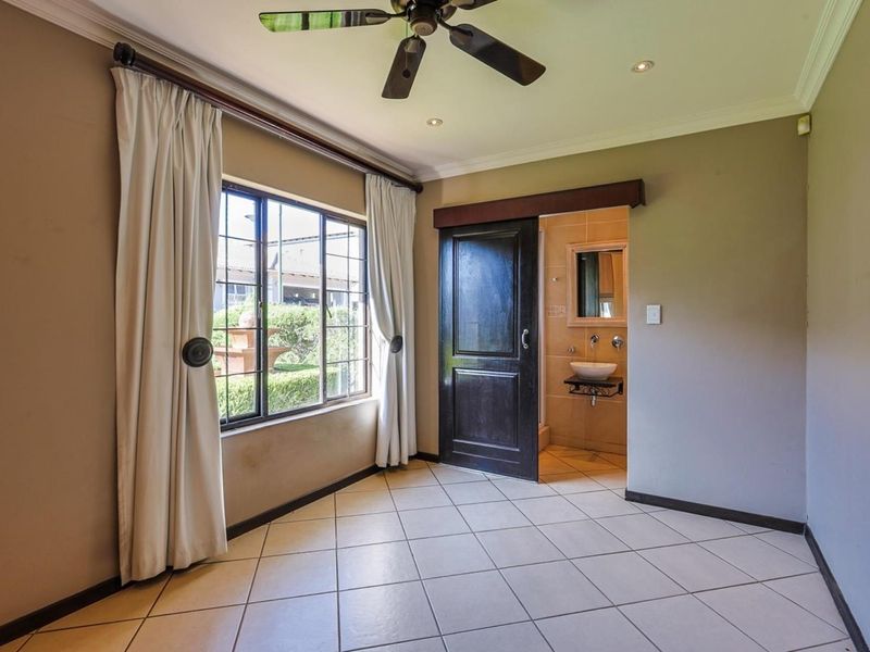 A Grand Canvas of Space & Light – Waiting for a Family to Call It Home - Photo 4