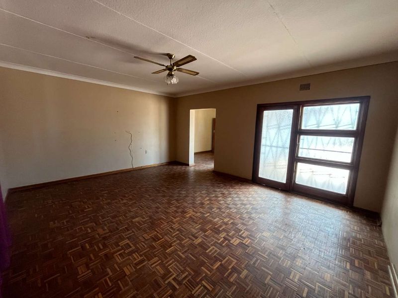 4 Bedroom House for Sale in Keimoes - BARGAIN! - Photo 2