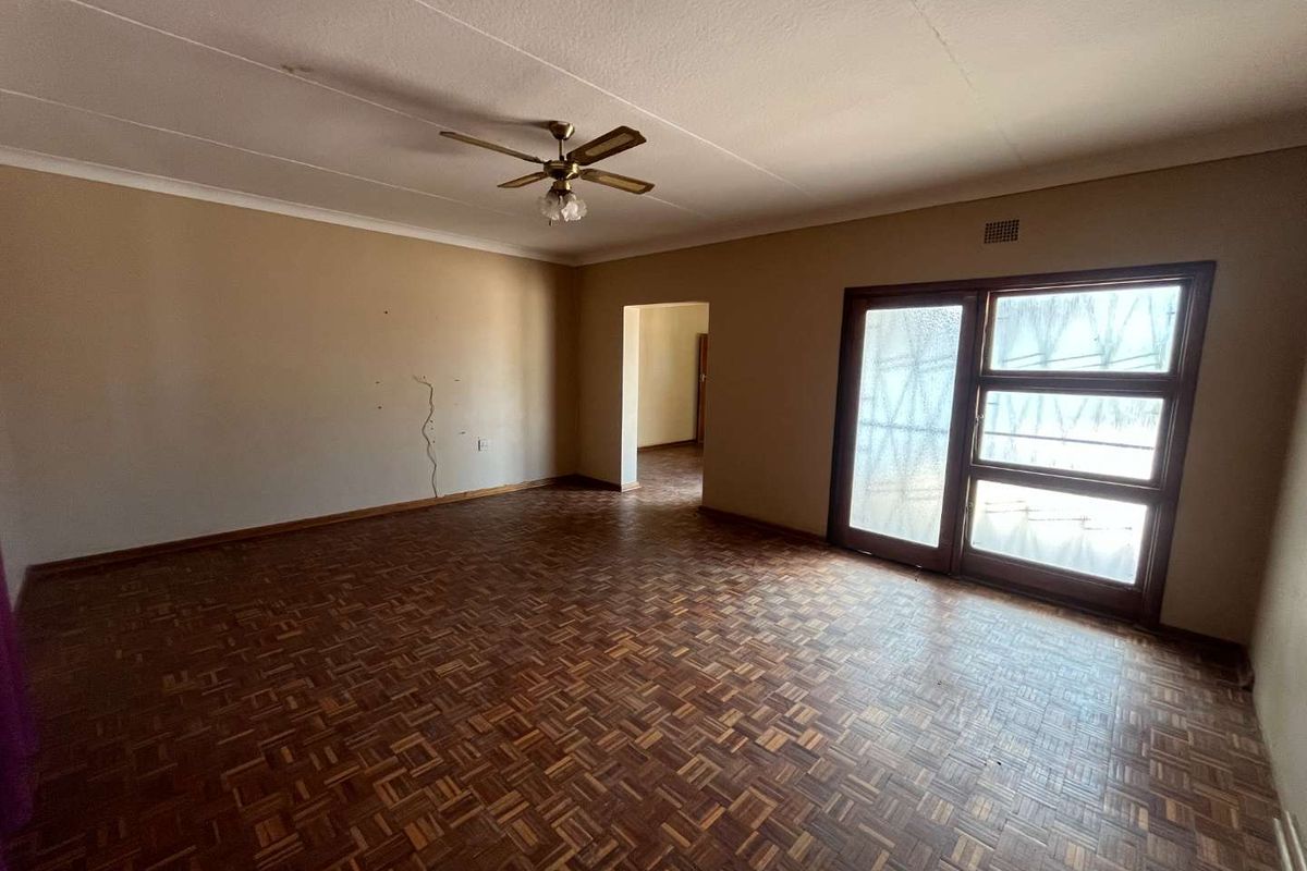 4 Bedroom House for Sale in Keimoes - BARGAIN! - Photo 2