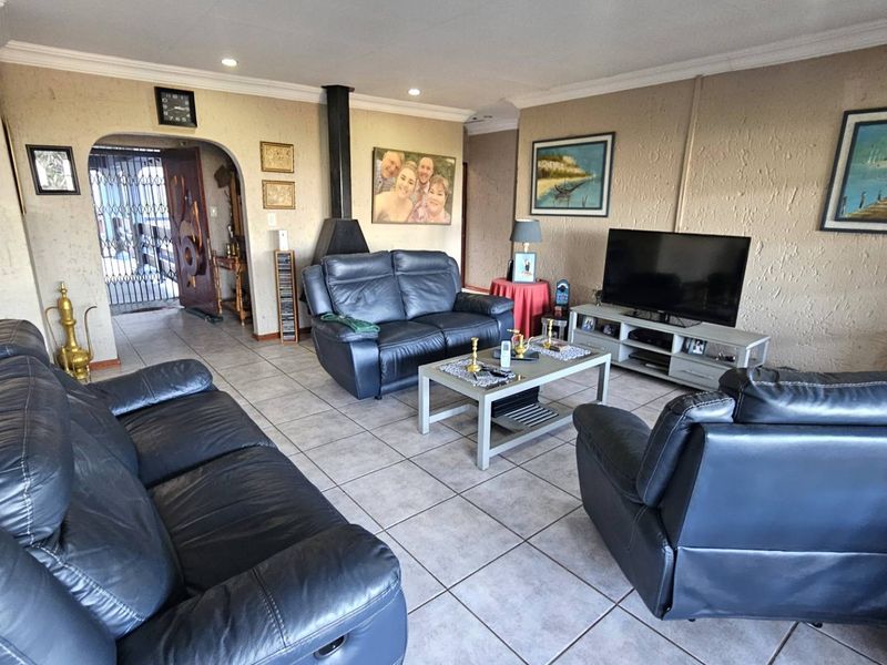 5 Bedroom Entertainers Dream Home in Schoemansville - Photo 3