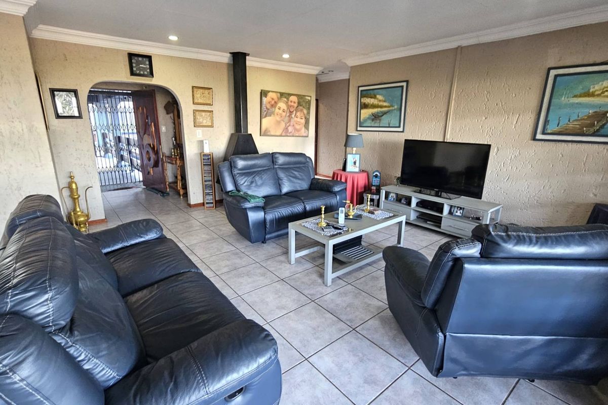 5 Bedroom Entertainers Dream Home in Schoemansville - Photo 3