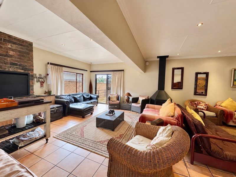 LOOK AGAIN — IMMACULATE FAMILY HOME IN SOUGHT-AFTER AERORAND - Photo 7