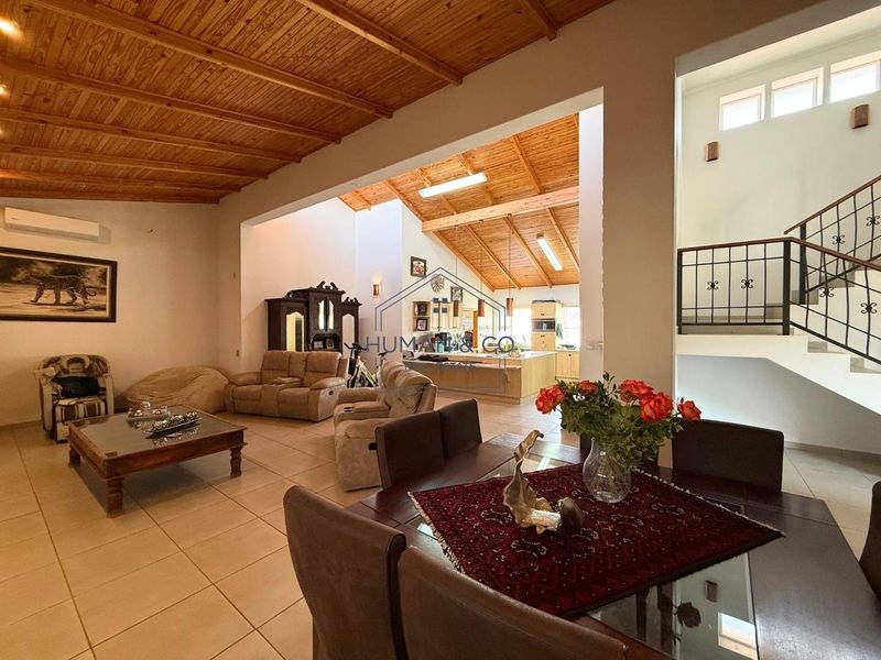 Spacious 4-Bedroom Home with 1 Bedroom Flat in prime Meersig Area - Photo 3