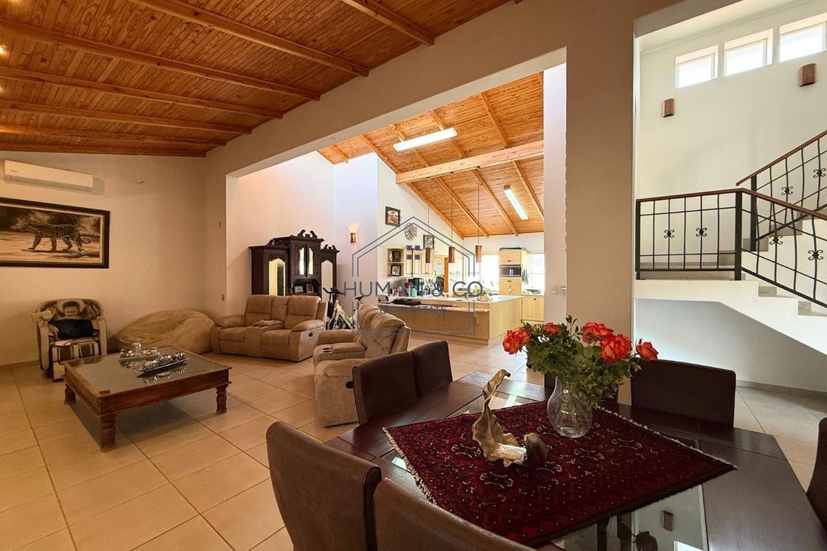 Spacious 4-Bedroom Home with 1 Bedroom Flat in prime Meersig Area - Photo 3