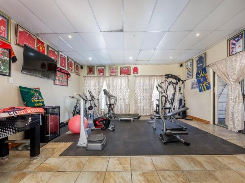 Entertainer’s Dream Family Home with Flatlet & Exceptional Features - Photo 5