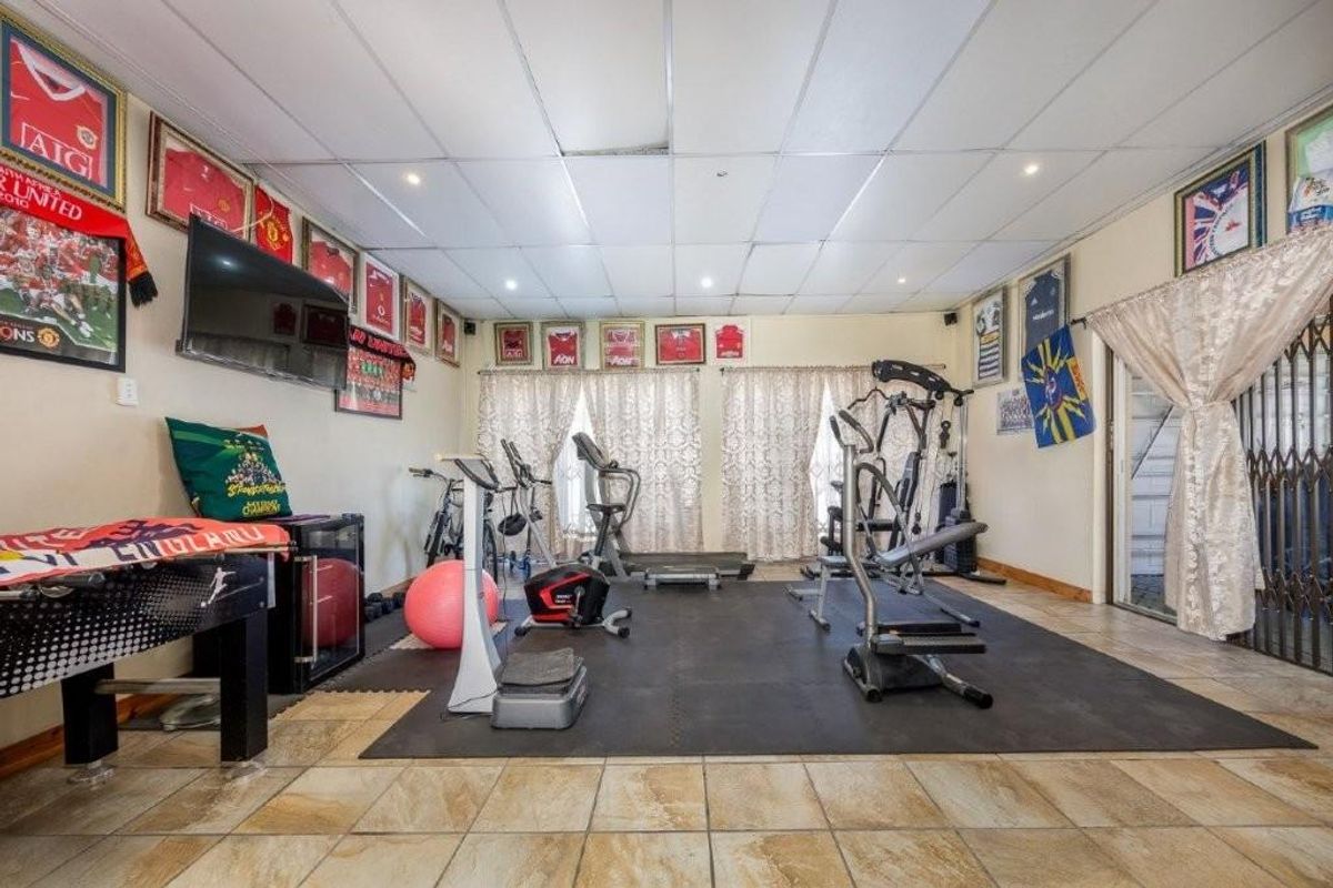 Entertainer’s Dream Family Home with Flatlet & Exceptional Features - Photo 5