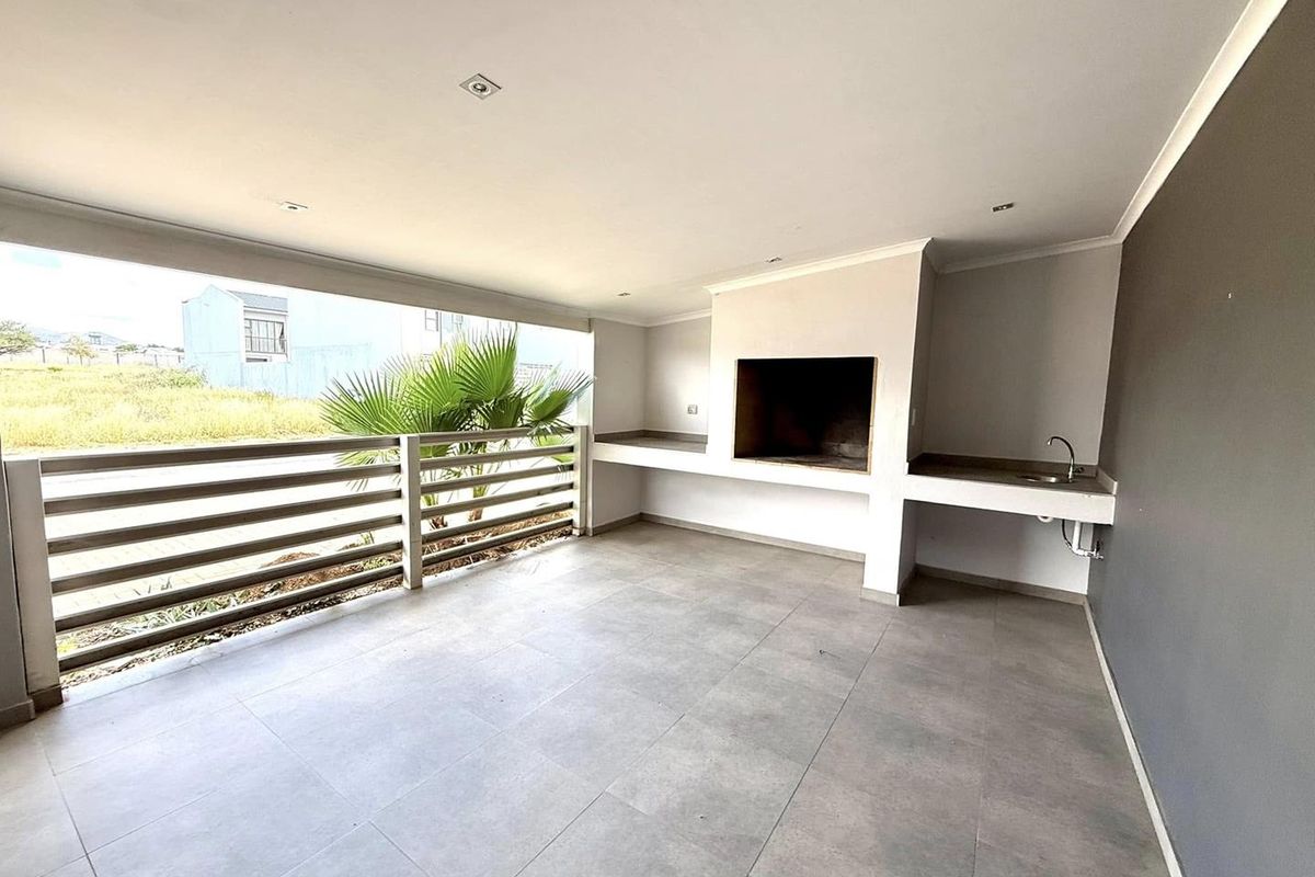 4 Bedroom House For Sale in Finkenstein Village - Photo 4