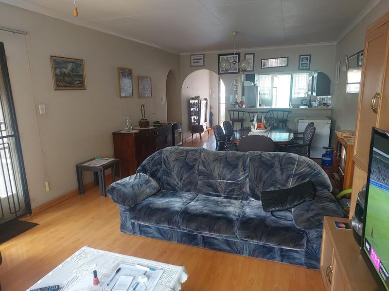 Pet Friendly Three Bedroom Home with Private Garden - Photo 5