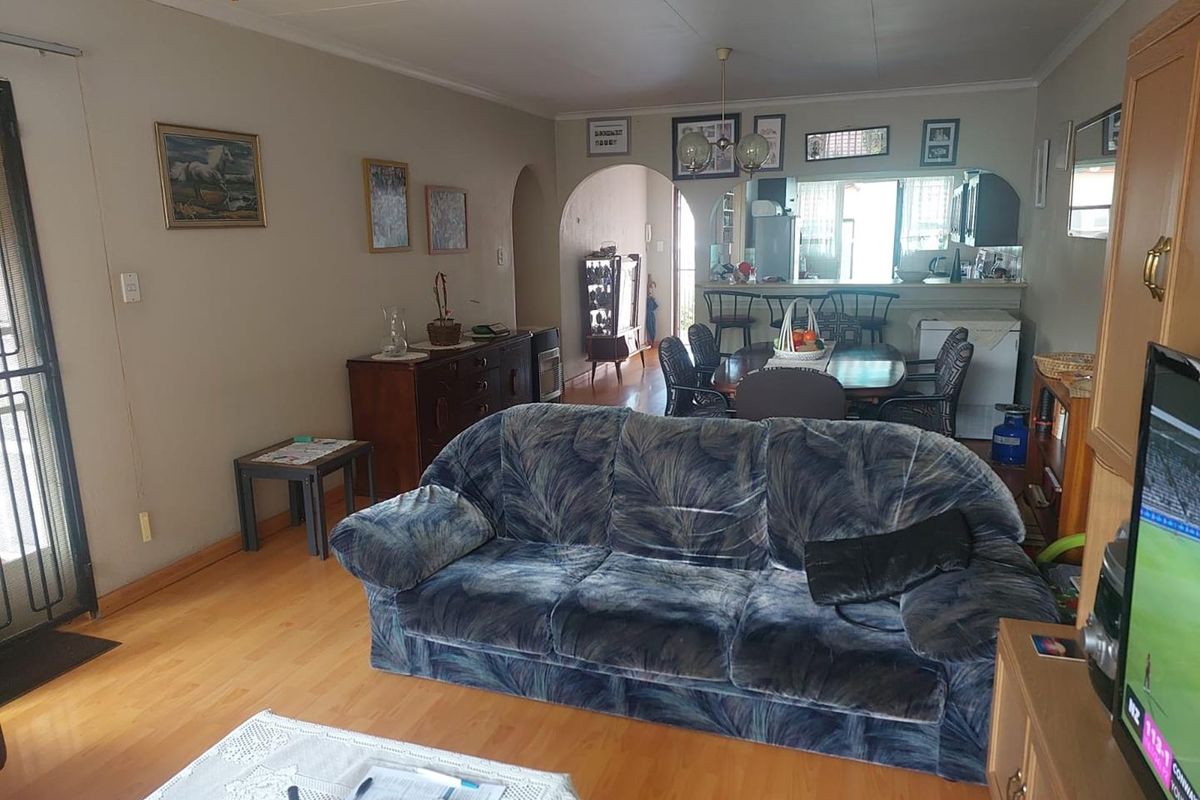 Pet Friendly Three Bedroom Home with Private Garden - Photo 5