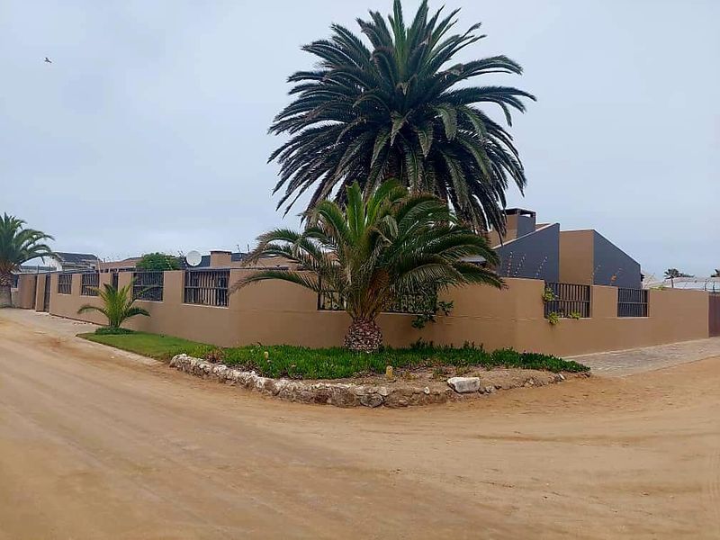 Stunning Corner Property with Dual Entrances - Ideal for Entertaining and Family Living - Photo 3