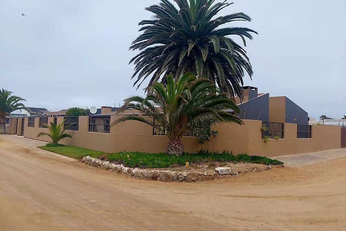 Stunning Corner Property with Dual Entrances - Ideal for Entertaining and Family Living - Photo 3