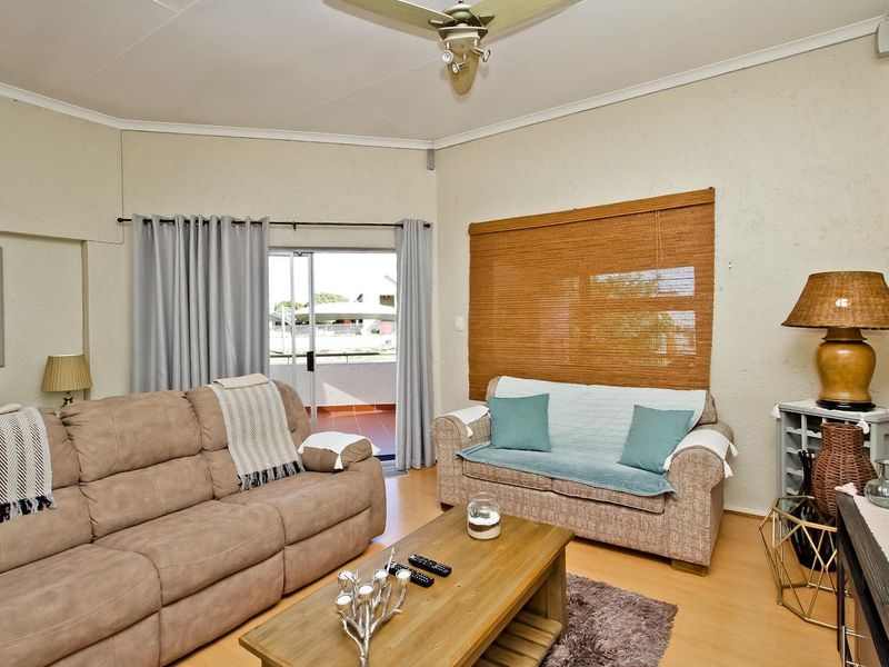 Neat Two Bedroom Apartment - Centrally Located! - Photo 3