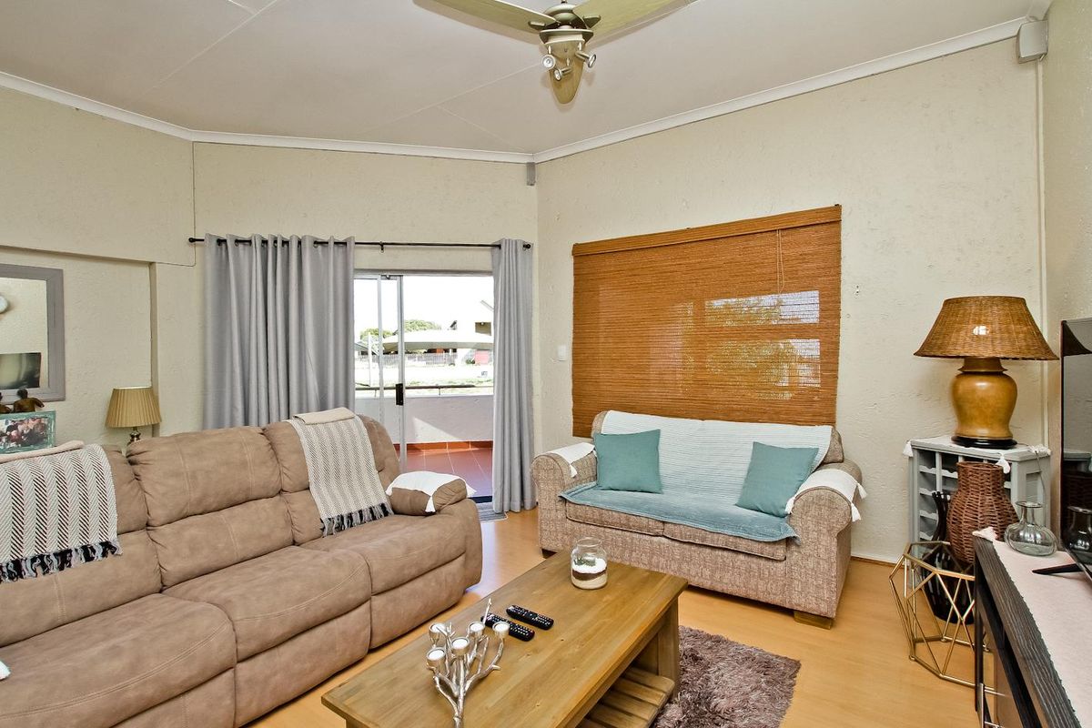 Neat Two Bedroom Apartment - Centrally Located! - Photo 3