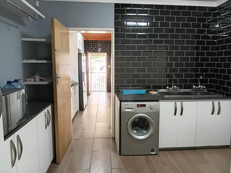Olympia - Spacious 4 bedroom home to let with huge yard. - Photo 5