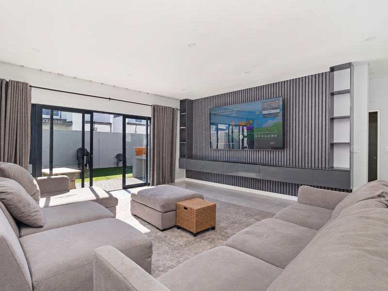 Modern Family Living in the Heart of Sought-After Sandown / Exclusive Mandate - Photo 1