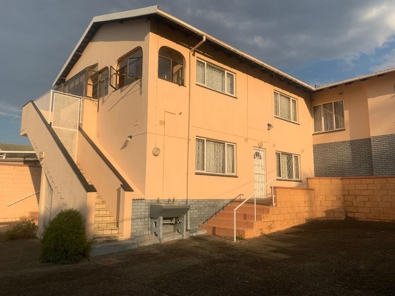Eleven Bedrooms house to Let in Reservoir Hills ???? - Photo 1