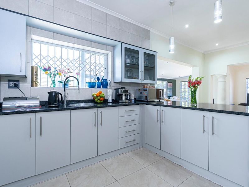 A Prestigious Rondebosch East Gem – Contemporary Elegance on a 620sqm Erf - Photo 6