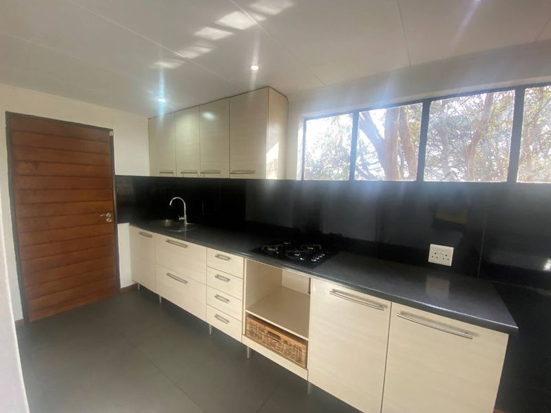 Gorgeous Garden Cottage For rent - Photo 3