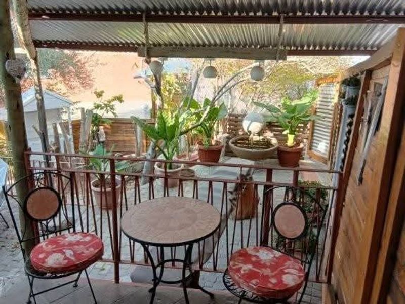 Nestled on a scenic hilltop with sweeping views over Keetmanshoop, this well-loved and beautifully maintained guesthouse offers comfort, charm and exceptional p - Photo 2