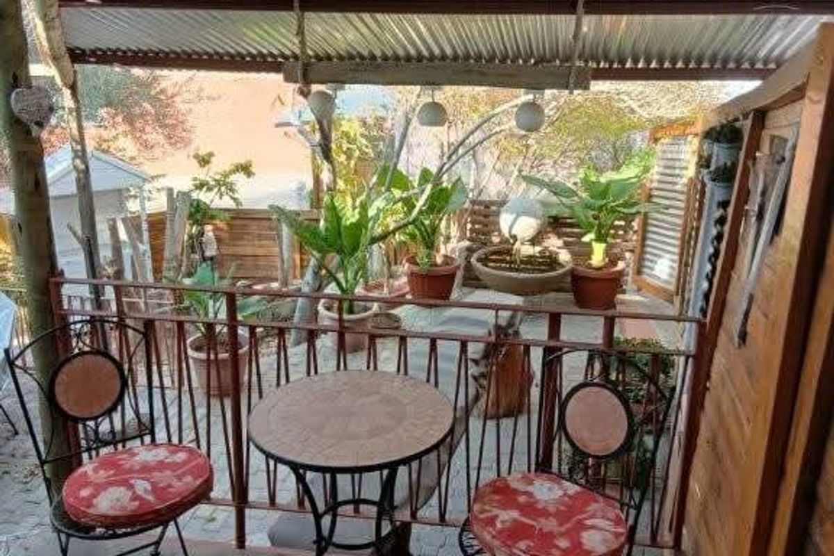 Nestled on a scenic hilltop with sweeping views over Keetmanshoop, this well-loved and beautifully maintained guesthouse offers comfort, charm and exceptional p - Photo 2