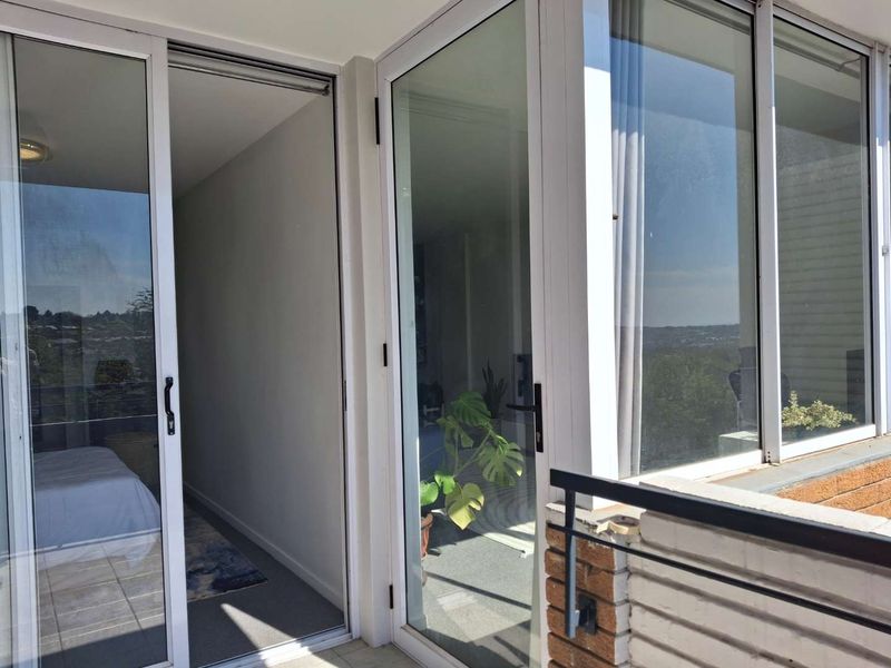 A BEAUTIFUL SUNNY ONE BEDROOM APARTMENT - Photo 3