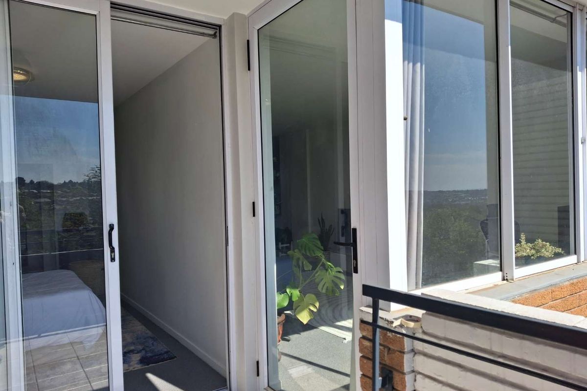 A BEAUTIFUL SUNNY ONE BEDROOM APARTMENT - Photo 3