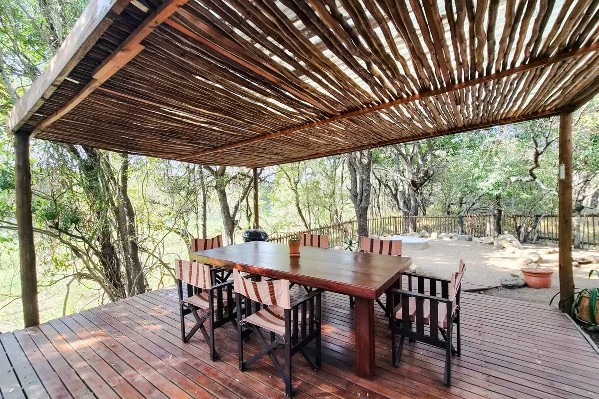 Bushveld home on a Dry Riverbed in Raptors View Wildlife Estate - Photo 2