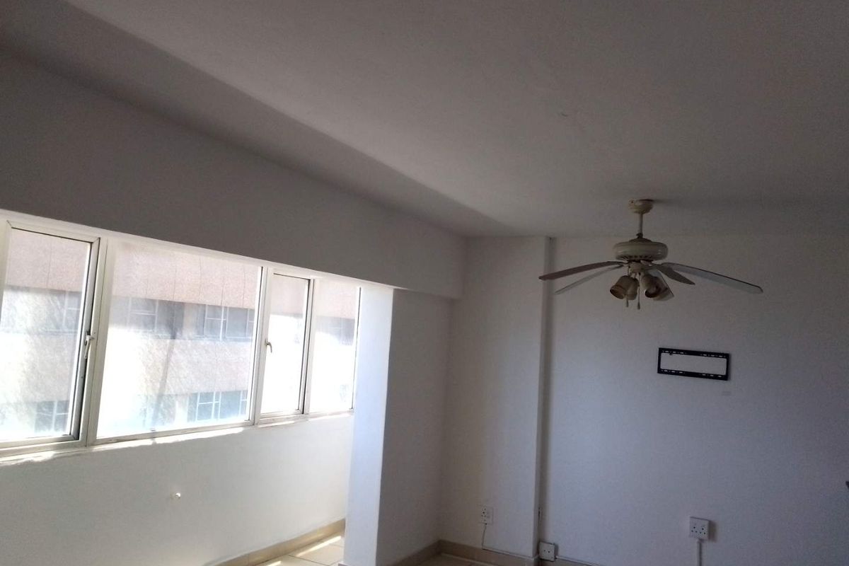 Cozy Bachelor Pad in Prime Location – Act Fast! - Photo 4