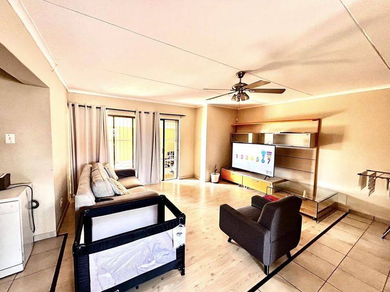 3 Bedroom Townhouse For Sale in Avis - Photo 2