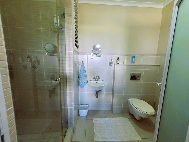 **Fabulous and Spacious Townhouse with Stunning City and Sea Views** - Photo 6