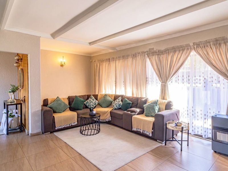 Massive 3-Bedroom Multi-Dwelling Property with 2-Bed Cottage, Pool & Study on 2,525 m2 Stand! - Photo 7