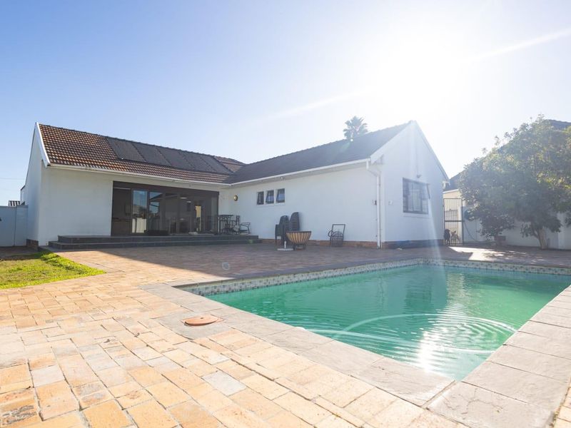 Spacious three-bedroom family home to rent in Parow Fairfield Estate - Photo 2