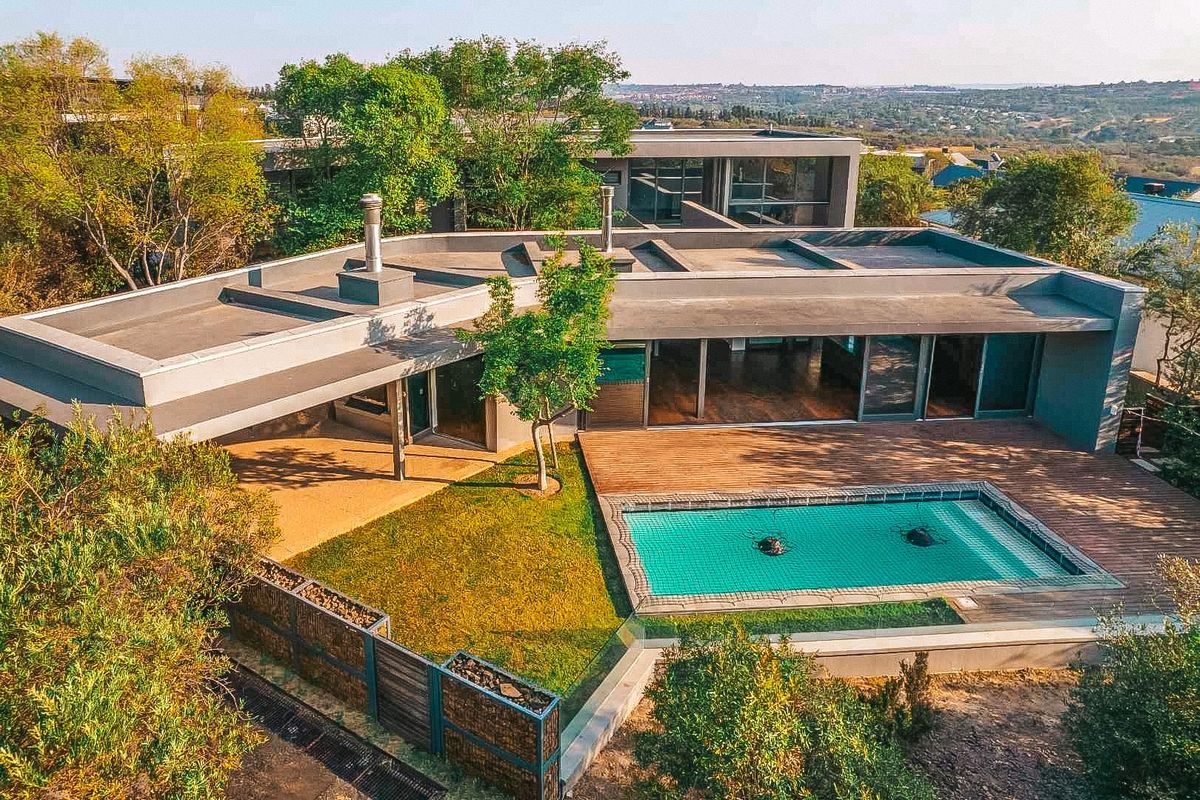 Elegance Redefined: Your Modern Oasis Amidst Nature's Embrace - Photo 2
