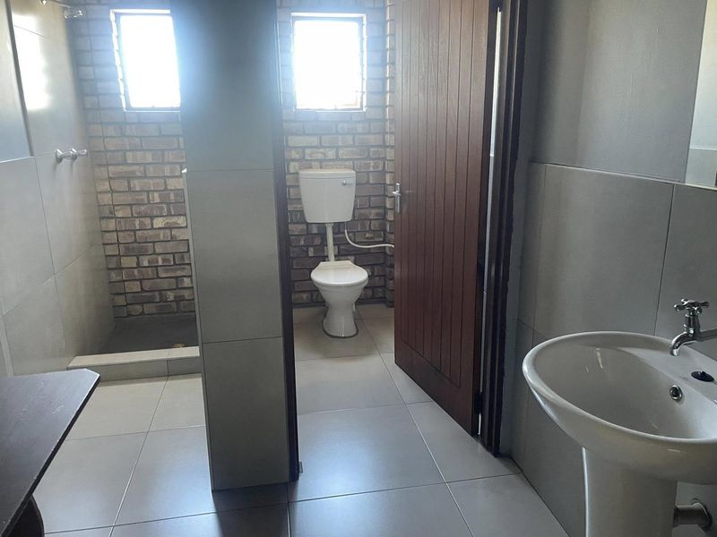 TO LET!! WAREHOUSE IN LAFRENZ INDUSTRIAL AREA - Photo 6