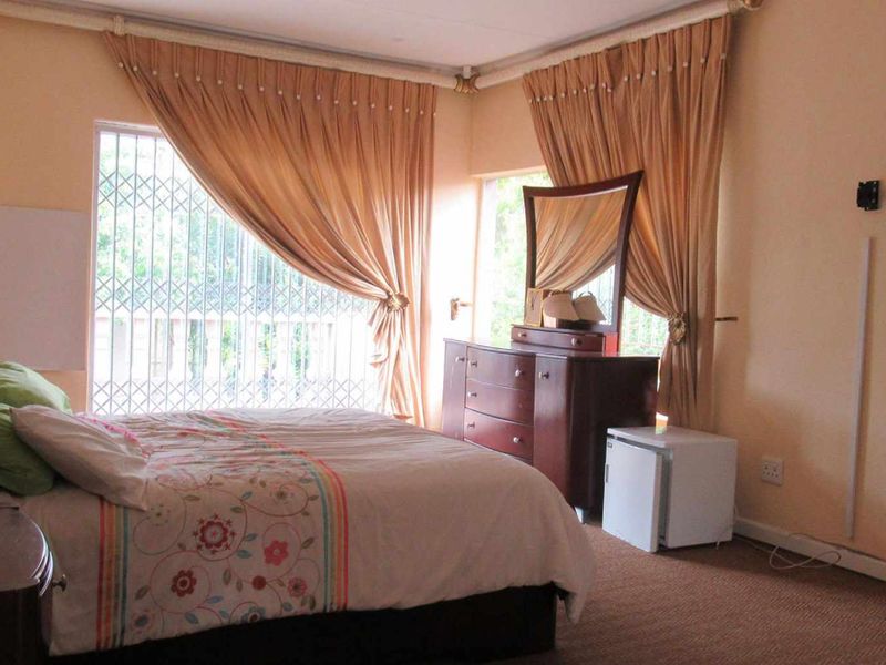 Home with great potential awaits you - Photo 10