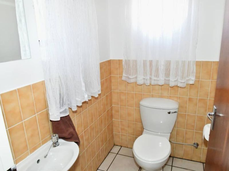 Safe and secure corner unit in small complex, near amenities - Photo 8