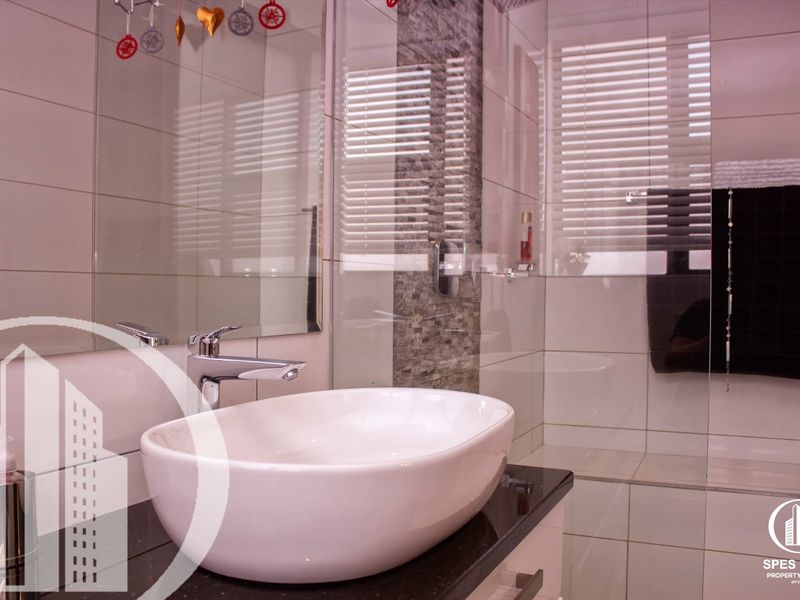 An amazing property with one-of-a-kind features - Photo 5
