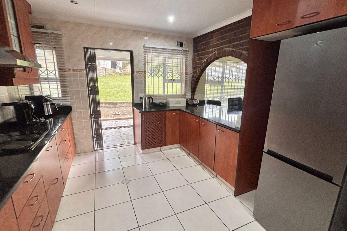 Modern Family Home with Separate 4-Bedroom Flatlet and Poolside Living - Photo 3