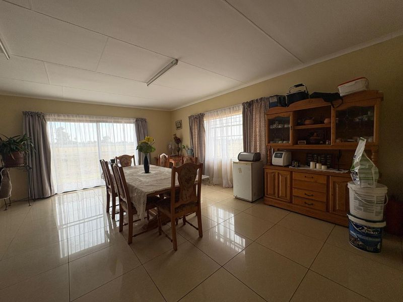 Prime 4.5-Hectare Property Featuring Main House, Cottage & Development Potential - Photo 9