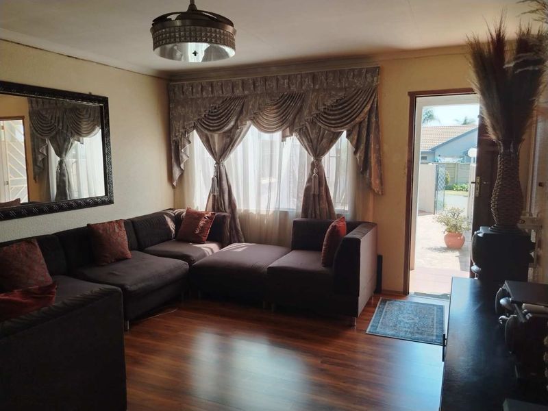 A SPACIOUS TOWNHOUSE - Photo 3