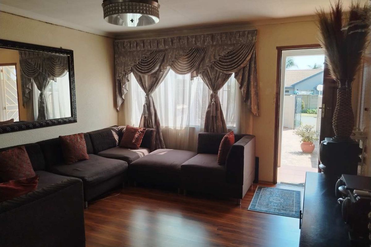 A SPACIOUS TOWNHOUSE - Photo 3