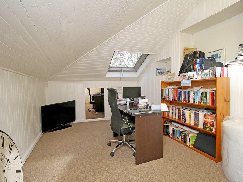 Charming Family Home with Cottage, Pool, and Spacious Garden - Photo 10