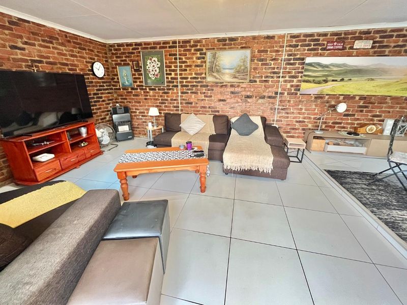 Spacious 3-Bed Home with Private Flatlet in Van Dyk Park! - Photo 4