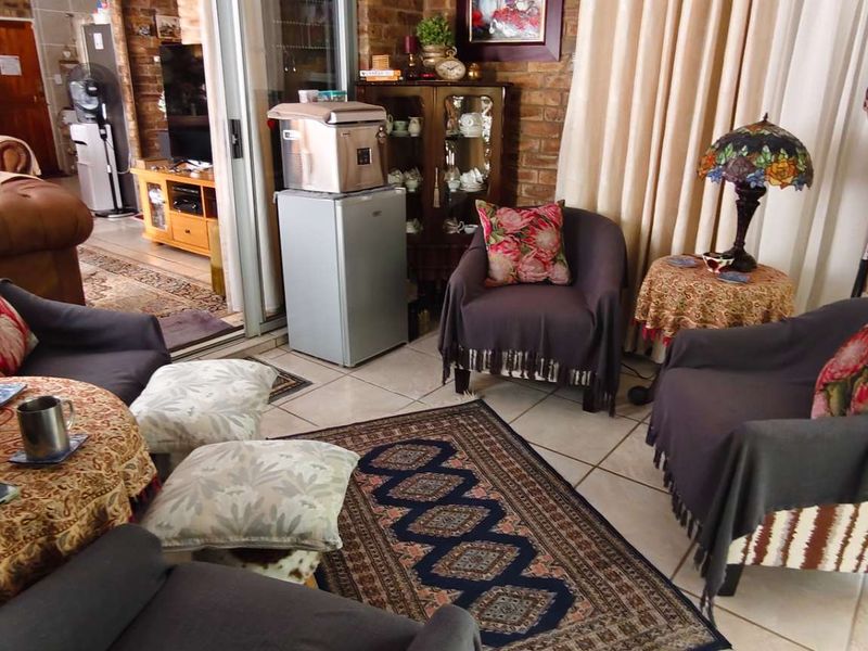 Immaculate and Stylish 2-Bedroom Property in a Secluded Cul-de-Sac - Photo 6