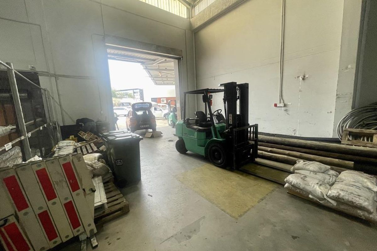 Hendra - Large 1,671m2 Warehouse To Let – Riverhorse Valley - Photo 4