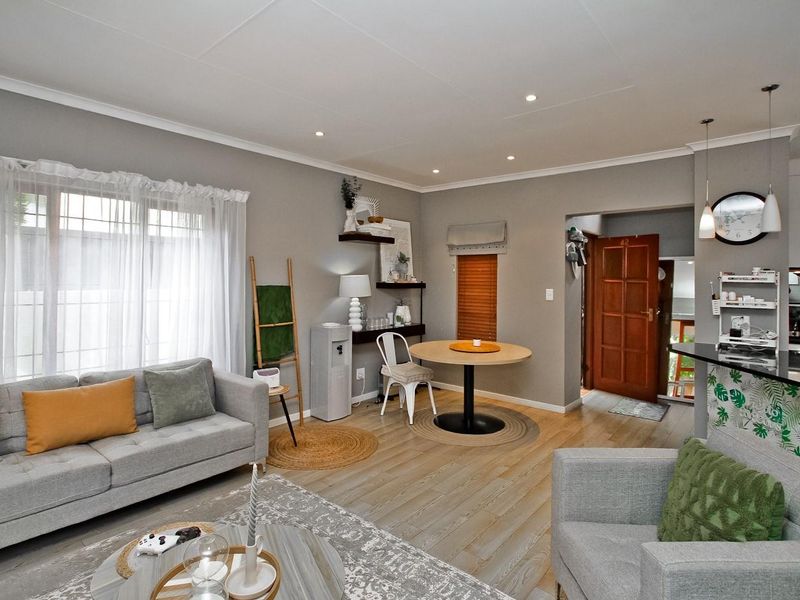 Charming Pet-Friendly Townhouse in a Secure Complex - Photo 3