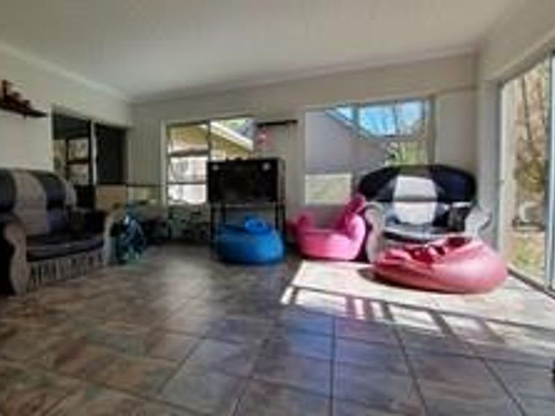 Charming and Well-Maintained 5 Bedroom Family Home with a Tranquil Garden - Photo 10